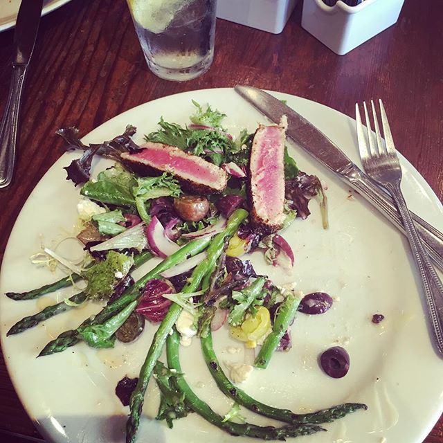 Tuna and asparagus for this Pilates girl❣ yum ️ #sushi #isitsushi #weightloss #salad #digin #nom #gracefulpilates
