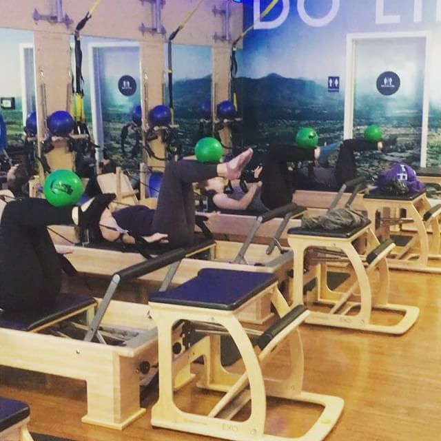 Oh my gosh! Look at these beautiful queens🏻 KILLING IT. We are practicing perfect table top position by using the ball to give immediate feedback if you lose form . Rest the ball on your shins throughout arm work on the reformer #reformer #ball #arms #abs #pilatesarmseries #mindbodyconnection #balance #perfectform #basipilates #gettingitright #girlpower #girlpower 🏻 #gracefulpilates