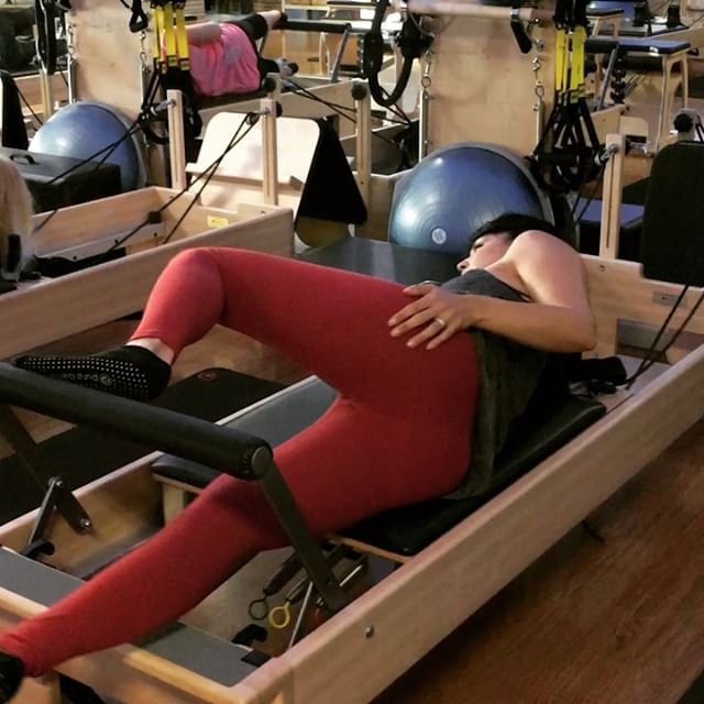 Smile and wave while you work your BOOTY!  Bring joy to everything you do...no matter how much it burns. I ️ my clients!! And I love all the different leggings...I'm that shallow... #toosh #bootyfordays #reformer #reformerpilates #smile #joy #love #leggings #glutes #innerthigh #clubpilates #bringit #girl #girls #girlpower