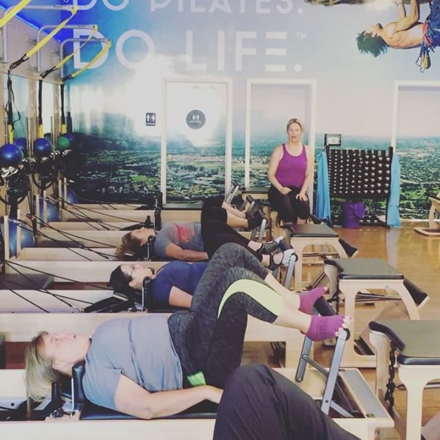 Bridging!! So yummy for us. I incorporate this sometimes in my foot work. Here we are with feet apart on the foot bar, and instead of pushing the carriage away - we lift into a shoulder bridge keeping the carriage at home throughout 🏼 #bridges #bridging #reformer #spinearticulation #calves #glutes #abs #oohcramp  #clubpilates