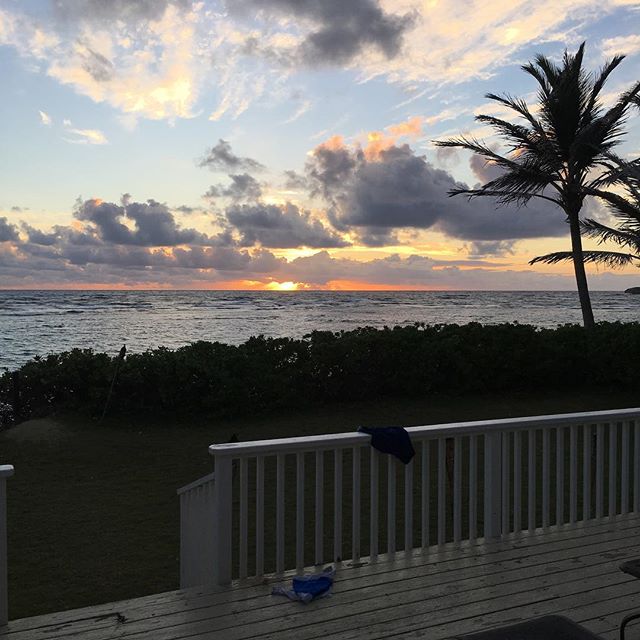 Oh the view this morning. Have a beautiful day - sending love your way #sunrise #view #oceanview #hawaii #oahu #love #goodvibes all day long❣️ ️