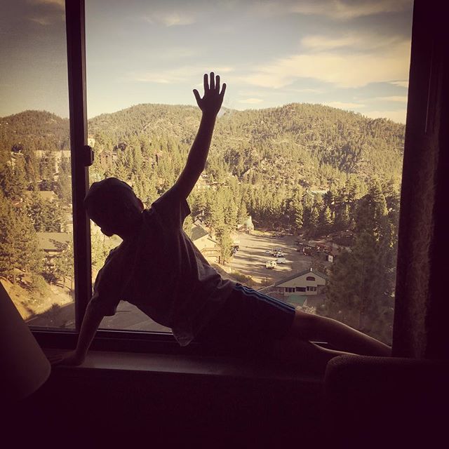 Planking it out while enjoying our gorgeous view with my little.🌲 #planking #sideplank #obliques #obliquesworkout #laketahoe #southlaketahoe @theridgetahoe_