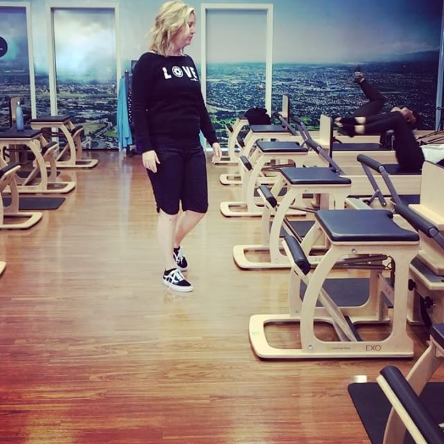 Sunday calls for cardio. Me in teacher mode🙂 Kicking some serious butt🏼. Love how this group committed an hour of their time to get sweaty with me #cardio #Sunday #pilates #jumpboard #pilatesjumpboard #teachermode  #core #powerhouse #love  #gracefulpilates