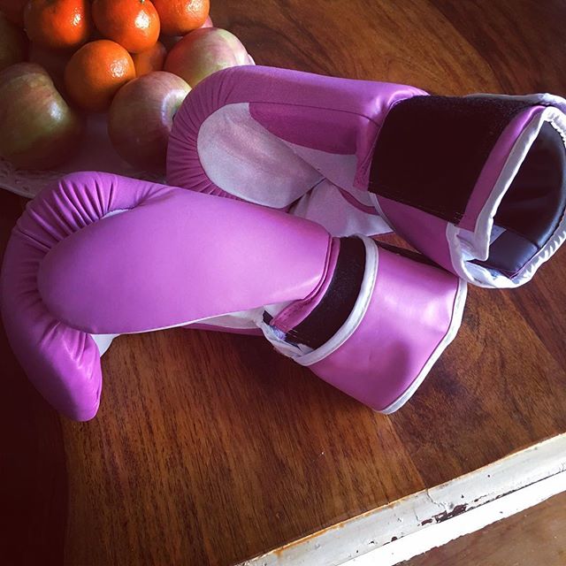 This makes me a boxer now, right I have the gloves, that's PROOF️ #uppercutwhat #noidea #tryingsomethingdifferent #pilatesandboxing #love  #gracefulpilates