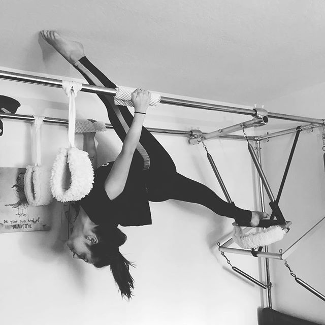 We played for Black Friday @toribettencourt 🧚🏼‍♂️ Legs in the air, don’t care 🤷🏻‍♀️. What are you up to to get your blood pumpin? #pilates #pilatescadillac #hangingback