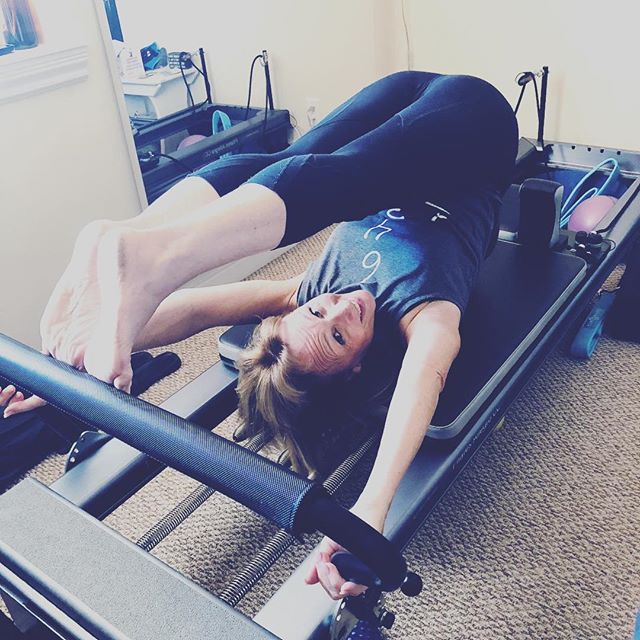My girl Lynny getting her gorgeous stretch on!  She’s like a pretzel. Don’t give up out there! Achieve your goals! Lynn wasn’t always a pretzel like this. But she stuck with Pilates and her progress has been amazing and fun to watch! Xx   #pilates #reformer #stretch #release #breathe