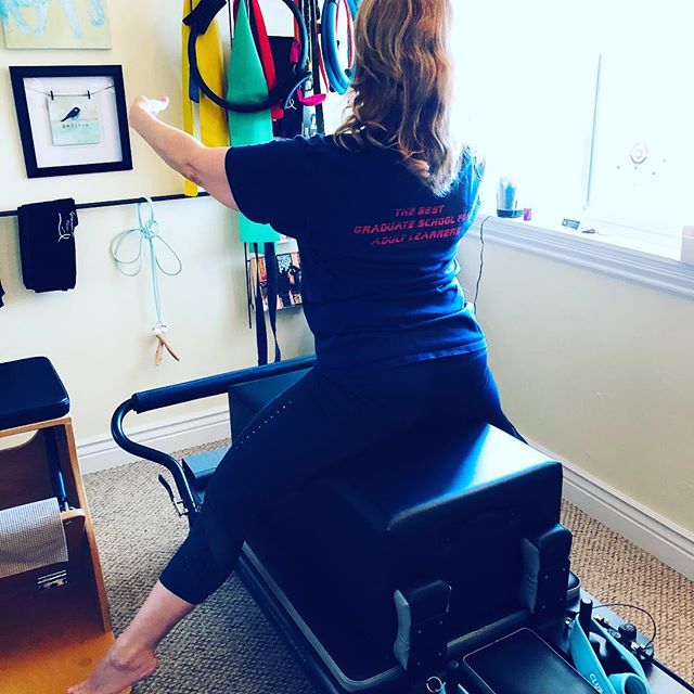 That’s it! Ride that horse. Lift, wrap and squeeze those legs and lift your butt off the box. Great demo Karin🖖🏼🏼 #innerthighs #innerthighworkorkout #abcontrol #armsextended #extendedarms