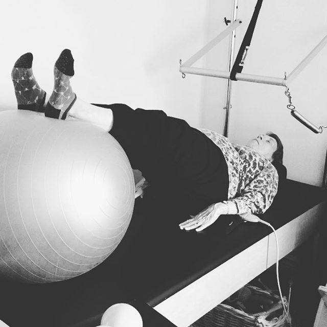 Here is my beautiful 76 year young client doing bridging on a very wobbly ball 🏐🏼She inspires me every day! Move that body at every age❣️. Otherwise ya get stuck . #pilates #bridge #movement #motivation #ageless #gracefulpilates gracefulpilates.com for an appointment  #butt #hamstrings #getit